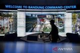 Petugas memantau arus lalu lintas yang terekam kamera cctv di Bandung Command Center, Kompleks Balai Kota Bandung, Jawa Barat, Jumat (28/7/2023). Pemerintah Kota Bandung tengah menguji coba teknologi analitis berupa pendeteksi wajah serta penghitungan kendaraan dari sejumlah cctv di Kota Bandung guna meningkatkan pelayanan publik dan memudahkan pelacakan pelaku kejahatan. ANTARA FOTO/Raisan Al Farisi/agr