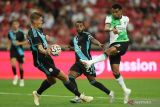 Pesepak bola Liverpool Cody Gakpo melepas tembakan ke gawang Leicester City dalam laga persahabatan di National Stadium, Kallang, Singapura, Minggu (30/7/2023). Liverpool menang telak 4-0. ANTARA FOTO/REUTERS/Edgar Su/foc.