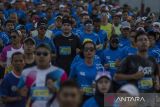 Peserta melintasi jembatan layang Prof Mochtar Kusumaatmadja saat mengikuti  Pocari Sweat Run 2023 di Bandung, Jawa Barat, Minggu (30/7/2023). Kegiatan yang diselenggarakan oleh Pemerintah Provinsi Jawa Barat bersama Pocari Sweat tersebut diikuti secara serentak oleh 11.875 peserta yang berlari secara luring di Kota Bandung dan 15.523 peserta di 404 kota seluruh Indonesia yang berlari secara daring dengan kategori Marathon, Half Marathon, dan 10 Kilometer. ANTARA FOTO/Novrian Arbi/agr