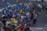Peserta melintasi jembatan layang Prof Mochtar Kusumaatmadja saat mengikuti Pocari Sweat Run 2023 di Bandung, Jawa Barat, Minggu (30/7/2023). Kegiatan yang diselenggarakan oleh Pemerintah Provinsi Jawa Barat bersama Pocari Sweat tersebut diikuti secara serentak oleh 11.875 peserta yang berlari secara luring di Kota Bandung dan 15.523 peserta di 404 kota seluruh Indonesia yang berlari secara daring dengan kategori Marathon, Half Marathon, dan 10 Kilometer. ANTARA FOTO/Novrian Arbi/agr
