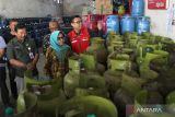  Bupati Jombang Mundjidah Wahab (kedua kanan) melakukan pengecekan stok elpiji subsidi tabung 3 kg di agen Desa Candi Mulyo, Kabupaten Jombang, Jawa Timur, Jumat (28/7/2023). Sidak tersebut untuk memastikan stok elpiji subsidi 3 kilogram terpenuhi sehingga tidak terjadi kelangkaan. ANTARA Jatim/Syaiful Arif/ZK