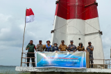 LKBN ANTARA pasang bendera Merah Putih di perbatasan untuk sambut HUT RI