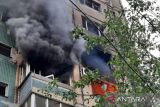 Sebuah gedung apartemen terbakar setelah terkena serangan rudal Rusia di Kryvyi Rih, Ukraina Senin (31/7/2023). Serangan tersebut menewaskan sedikitnya tiga orang, melukai 25 lainnya, dan merusak infrastruktur sipil. ANTARA FOTO/Reuters/HO/Spt.