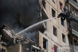 Seorang petugas pemadam kebakaran berupaya memadamkan api di sebuah gedung apartemen yang rusak berat akibat serangan rudal Rusia di Kryvyi Rih, Ukraina Senin (31/7/2023). Serangan tersebut menewaskan sedikitnya tiga orang, melukai 25 lainnya, dan merusak infrastruktur sipil. ANTARA FOTO/Reuters/HO/Spt.
