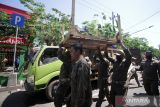 Petugas dari Satuan Polisi Pamong Praja (Satpol PP) membawa barang milik pedagang saat penertiban lapak pedagang di Pasar Larangan Sidoarjo, Jawa Timur, Senin (31/7/2023). Para pedagang menolak untuk direlokasi karena tempat yang baru tersebut tidak layak ditempati. ANTARA Jatim/Umarul Faruq/zk 