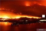 Karhutla yang disebut The Eagle Bluffs Wildfire membakar kawasan hutan dan lahan di perbatasan AS dan mulai merambat ke wilayah Kanada di Osoyoos, British Columbia, Kanada, Minggu (30/7/2023). ANTARA FOTO/REUTERS/Jesse Winter/foc. 