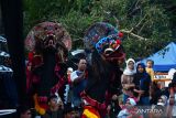 Penari Barongan menghibur penonton di Alun-alun Magetan, Jawa Timur, Sabtu (29/7/2023). Kegiatan seni budaya tersebut merupakan rangkaian kegiatan perayaan tahun baru Hijriyah bersamaan tahun baru penanggalan Jawa. ANTARA Jatim/Siswowidodo/zk