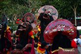 Penari Barongan menghibur penonton di Alun-alun Magetan, Jawa Timur, Sabtu (29/7/2023). Kegiatan seni budaya tersebut merupakan rangkaian kegiatan perayaan tahun baru Hijriyah bersamaan tahun baru penanggalan Jawa. ANTARA Jatim/Siswowidodo/zk