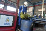 Pekerja memeriksa tabung gas elpiji 3 kilogram yang akan didistribusikan di Stasiun Pengisian dan Pengangkutan Bulk Elpiji (SPPBE) Sadikun LPG 3 Kg di Denpasar, Bali, Minggu (30/7/2023). Pertamina Patra Niaga Regional Jatimbalinus menambah pasokan elpiji 3 kilogram secara bertahap pada 26-30 Juli dengan total penambahan sebanyak 368.480 tabung untuk memastikan ketersediaan elpiji 3 kilogram di Bali menjelang Hari Raya Galungan dan Kuningan. ANTARA FOTO/Fikri Yusuf/wsj.
