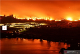 Karhutla yang disebut The Eagle Bluffs Wildfire membakar kawasan hutan dan lahan di perbatasan AS dan mulai merambat ke wilayah Kanada di Osoyoos, British Columbia, Kanada, Minggu (30/7/2023). ANTARA FOTO/REUTERS/Jesse Winter/foc.