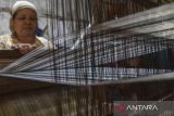 Perajin menenun tikar mendong di Desa Margaluyu, Kabupaten Tasikmalaya, Jawa Barat, Selasa (1/8/2023). Dalam sebulan perajin memproduksi tikar mendong dan bahan baku kerajinan setengah jadi untuk diekspor ke Jepang sebanyak 40 kodi yang dikerjakan oleh 40 orang ibu rumah tangga, dengan omset yang didapat mencapai Rp860 ribu per kodi. ANTARA FOTO/Adeng Bustomi/agr
