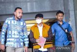 Hakim Agung nonaktif Gazalba Saleh (tengah) berjalan menuju mobil tahanan usai menjalani sidang di Gedung Merah Putih KPK, Jakarta, Selasa (1/8/2023). Majelis hakim Pengadilan Tindak Pidana Korupsi (Tipikor) Bandung menjatuhkan vonis bebas kepada Hakim Agung nonaktif Gazalba Saleh karena alat bukti untuk menjeratnya tidak kuat yang sebelumnya dituntut 11 tahun penjara dalam kasus dugaan suap pengurusan perkara di Mahkamah Agung. ANTARA FOTO/Asprilla Dwi Adha/tom.