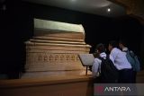 Dua pelajar membawa catatan saat mengunjungi replika nisan Ratu Nahrasyiyah  binti Sultan Zainal Abidin (wafat  831 Hijriyah/1428 Masehi ),  keturunan ke empat dari pendiri  Dinasti  Islam Sumatera di Museum Aceh, Banda Aceh, Senin (31/7/2023). Dalam rangka memperingati 108 tahun Museum Aceh yang dimeriahkan dengan aneka kegiatan lomba ,  pihak pengelola Museum juga memberikan layanan khusus kunjungan gratis kepada masyarakat, termasuk pelajar.  ANTARA FOTO/Ampelsa.