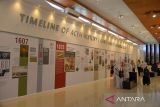 Sejumlah pelajar menyaksikan catatan sejarah kerajaan Aceh Darussalam dalam ruangan pameran saat kunjungan di Museum Aceh, Banda Aceh, Senin (31/7/2023). Dalam rangka memperingati 108 tahun Museum Aceh yang dimeriahkan dengan aneka kegiatan lomba ,  pihak pengelola Museum juga memberikan layanan khusus kunjungan gratis kepada masyarakat, termasuk pelajar.  ANTARA FOTO/Ampelsa.