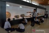 Sejumlah pelajar menyaksikan koleksi alat musik tradisional  saat kunjungan di Museum Aceh, Banda Aceh, Senin (31/7/2023). Dalam rangka memperingati 108 tahun Museum Aceh yang dimeriahkan dengan aneka kegiatan lomba ,  pihak pengelola Museum juga memberikan layanan khusus kunjungan gratis kepada masyarakat, termasuk pelajar.  ANTARA FOTO/Ampelsa.