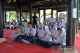 Sejumlah pelajar memperlihatkan kertas jawaban saat mengikuti lomba kecerdasan tentang pengetahuan sejarah Museum di Museum Aceh, Banda Aceh, Senin (31/7/2023). Dalam rangka memperingati 108 tahun Museum Aceh yang dimeriahkan dengan aneka kegiatan lomba ,  pihak pengelola Museum juga memberikan layanan khusus kunjungan gratis kepada masyarakat, termasuk pelajar.  ANTARA FOTO/Ampelsa.