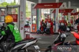 Pengendara mengisi bahan bakar non subsidi di SPBU Pertamnia di Jalan Riau, Bandung, Jawa Barat, Rabu (2/8/2023). PT Pertamina (Persero) menaikan harga BBM non subsidi seperti pertamax turbo dari harga Rp14.000 menjadi Rp 14.400 per liter, sementara dexlite dari harga Rp13.150 menjadi Rp13.950 per liter dan Pertamina Dex dari Rp13.550 per liter menjadi Rp14.350 yang ditetapkan per 1 Agustus 2023. ANTARA FOTO/Raisan Al Farisi/agr