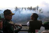 Menko Polhukam Mahfud MD (kanan) bersama Panglima TNI Laksamana TNI Yudo Margono (kiri) menyaksikan Manuver Lapangan (Manlap) Operasi Amfibi dari menara pantau pada latihan gabungan (Latgab) TNI di Pusat Latihan Tempur Marinir, Pantai Banongan, Situbondo, Jawa Timur, Rabu (1/08/23). Operasi amfibi tersebut dilakukan untuk merebut kawasan pantai dari tangan musuh sebagai pangkalan pijak bagi serbuan lebih besar. ANTARA Jatim/Budi Candra Setya/zk