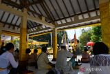 Sejumlah Umat Hindu melakukan persembahyangan bersama Hari Raya Galungan di Pura Sanggha Bhuwana Magetan, Jawa Timur, Rabu (2/8/2023). Hari Raya Galungan dirayakan se dua kali setahun merupakan perayaan kemenangan Dharma (kebenaran) melawan Adharma (kejahatan) yang diisi dengan persambahyangan bersama di pura tersebut. ANTARA Jatim/Siswowidodo/zk