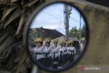 Umat Hindu berjalan sambil menjunjung keben bambu atau tempat sesajen saat tradisi Mapeed pada rangkaian persembahyangan Hari Raya Galungan di Desa Lukluk, Badung, Bali, Rabu (2/8/2023). Tradisi berjalan beriringan dengan membawa sesajen tersebut digelar secara sederhana menjelang dilakukan persembahyangan bersama di Pura Dalem Desa Adat Lukluk dalam merayakan hari kemenangan Dharma (kebenaran) melawan Adharma (kejahatan). ANTARA FOTO/Nyoman Hendra Wibowo/wsj.