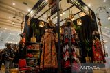 Pengunjung mengamati baju batik di salah satu stan pada Pameran Batik dan Kerajinan Nusantara di Graha Manggala Siliwangi, Bandung, Jawa Barat, Kamis (3/8/2023). Pameran yang diikuti puluhan stan perajin batik dan kerajinan dari berbagai daerah di Indonesia tersebut sebagai salah satu bentuk pelestarian batik, tenun, dan kerajinan serta promosi untuk mendukung peningkatan produk dalam negeri. ANTARA FOTO/Raisan Al Farisi/agr