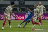 Pesepak bola Persib Bandung Beckham Putra (ketiga kanan) berusaha mengoper melewati pesepak bola Bali United Novri Setiawan (kedua kanan) dalam pertandingan lanjutan BRI Liga 1 di Stadion Gelora Bandung Lautan Api, Bandung, Jawa Barat, Kamis (3/8/2023). Pertandingan tersebut berakhir imbang dengan skor 0-0. ANTARA FOTO/Novrian Arbi/agr