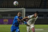 Pesepak bola Persib Bandung David Da Silva (kiri) berebut bola dengan pesepak bola Bali United Yusef Dolah (kanan) dalam pertandingan lanjutan BRI Liga 1 di Stadion Gelora Bandung Lautan Api, Bandung, Jawa Barat, Kamis (3/8/2023). Pertandingan tersebut berakhir imbang dengan skor 0-0. ANTARA FOTO/Novrian Arbi/agr