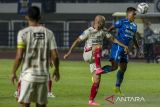 Pesepak bola Persib Bandung Dedi Kusnandar (kanan) berebut bola dengan pesepak bola Bali United Mohammed Rashid (kedua kanan) dalam pertandingan lanjutan BRI Liga 1 di Stadion Gelora Bandung Lautan Api, Bandung, Jawa Barat, Kamis (3/8/2023). Pertandingan tersebut berakhir imbang dengan skor 0-0. ANTARA FOTO/Novrian Arbi/agr