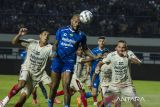 Pesepak bola Persib Bandung David Da Silva (kedua kiri) menyundul bola saat dihadang pesepak bola Bali United Yusef Dolah (kiri) dalam pertandingan lanjutan BRI Liga 1 di Stadion Gelora Bandung Lautan Api, Bandung, Jawa Barat, Kamis (3/8/2023). Pertandingan tersebut berakhir imbang dengan skor 0-0. ANTARA FOTO/Novrian Arbi/agr