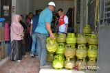 Petugas PT Pertamina (Persero)  Aceh bersama Ombudsman RI perwakilan Aceh  memeriksa ketersediaan  gas elpiji bersubsidi ukuran tiga kilogram saat sidak di salah satu pangkalan kota Banda Aceh, Aceh, Kamis (3/8/2023). Sidak di sejumlah pangkalan tersebut untuk memastikan ketersediaan gas elpiji bersubsidi dan sekaligus pengecekan data yang telah tervalidasi dalam program subsidi tepat  sasaran. ANTARA FOTO/Ampelsa.