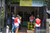 Petugas PT Pertamina (Persero)  Aceh bersama Ombudsman RI perwakilan Aceh  memeriksa ketersediaan  gas elpiji bersubsidi ukuran tiga kilogram saat sidak di salah satu pangkalan kota Banda Aceh, Aceh, Kamis (3/8/2023). Sidak di sejumlah pangkalan tersebut untuk memastikan ketersediaan gas elpiji bersubsidi dan sekaligus pengecekan data yang telah tervalidasi dalam program subsidi tepat  sasaran. ANTARA FOTO/Ampelsa.