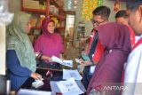 Petugas PT Pertamina (Persero)  Aceh bersama Ombudsman RI perwakilan Aceh (kanan) memeriksa data penerima gas elpiji bersubsidi ukuran tiga kilogram saat sidak di salah satu pangkalan kota Banda Aceh, Aceh, Kamis (3/8/2023). Sidak di sejumlah pangkalan tersebut untuk memastikan ketersediaan gas elpiji bersubsidi dan sekaligus pengecekan data yang telah tervalidasi dalam program subsidi tepat  sasaran. ANTARA FOTO/Ampelsa.