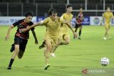 Pesepak bola Garuda United U-17 Reno Salampessy (kiri) berebut bola dengan pesepak bola Barcelona Juvenil A Andres Cuenca Cejudo (kedua kiri) saat pertandingan uji coba di Stadion I Gusti Ngurah Rai, Denpasar, Bali, Rabu (2/8/2023). ANTARA FOTO/Fikri Yusuf/wsj.