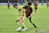 Pesepak bola Garuda United U-17 Reno Salampessy (kanan) berebut bola dengan pesepak bola Barcelona Juvenil A Andres Cuenca Cejudo (kiri) saat pertandingan uji coba di Stadion I Gusti Ngurah Rai, Denpasar, Bali, Rabu (2/8/2023). ANTARA FOTO/Fikri Yusuf/wsj.