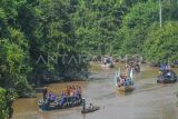 Peserta susur sungai memasuki Lubuk Guci Emas pada Festival Bebiduk Besamo di Muaro Pijoan, Muaro Jambi, Jambi, Rabu (2/8/2023). Kegiatan yang diikuti puluhan peserta dari berbagai disiplin ilmu itu digelar dalam rangakaian Kenduri Swarnabhumi 2023 dengan tujuan menelusuri jejak peradaban masa lalu di sepanjang Daerah Aliran Sungai (DAS) Batanghari. ANTARA FOTO/Wahdi Septiawan/hp.