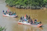 Peserta susur sungai memasuki Lubuk Guci Emas pada Festival Bebiduk Besamo di Muaro Pijoan, Muaro Jambi, Jambi, Rabu (2/8/2023). Kegiatan yang diikuti puluhan peserta dari berbagai disiplin ilmu itu digelar dalam rangakaian Kenduri Swarnabhumi 2023 dengan tujuan menelusuri jejak peradaban masa lalu di sepanjang Daerah Aliran Sungai (DAS) Batanghari. ANTARA FOTO/Wahdi Septiawan/hp.