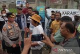 Warga  berunjuk rasa protes kebisingan tempat karaoke di Purwokerto