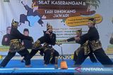 Sejumlah psilat memeragakan jurus Silat Kaserangan saat acara Festival Budaya Banten di Tanara, Serang, Kamis (3/8/2023). Acara digelar untuk melestarikan budaya leluhur bangsa dan menunjukkan jati diri generasi penerusnya. ANTARA FOTO/Asep Fathulrahman