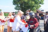 Pemkab Pesisir Barat bagikan ratusan bendera merah putih ke warga