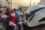 Wali Kota Bandarlampung bagikan bendera merah putih di jalan