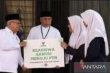 Wapres Ma'ruf Amin serahkan beasiswa PTN untuk santri Nabiel Husen