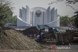 Pekerja mengoperasikan alat berat saat pengerjaan proyek penataan dan revitalisasi kawasan Monumen Perjuangan Rakyat Jawa Barat di Bandung, Jawa Barat, Jumat (4/8/2023). Pemerintah Provinsi Jawa Barat melakukan penataan dan revitalisasi kawasan Monpera Jabar secara berkala yang bakal menjadi kawasan wisata ruang publik dengan sejumlah fasilitas seperti mushola, food festival, shelter sejarah, griya kriya dan teater rakyat. ANTARA FOTO/Novrian Arbi/agr