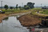 Pengendara melintas di samping Sungai Cikeruh yang mengering di Tegalluar, Kabupaten Bandung, Jawa Barat, Jumat (4/8/2023). Badan Meteorologi, Klimatologi, dan Geofisika (BMKG) Stasiun Klimatologi Jawa Barat mengeluarkan peringatan dini kekeringan meteorologis pada dasarian pertama 1-10 Agustus 2023 imbas dari adanya beberapa kabupaten yang telah berstatus siaga kekeringan di Jawa Barat. ANTARA FOTO/Raisan Al Farisi/agr