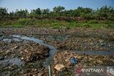 Kondisi Sungai Cikeruh yang mengering di Tegalluar, Kabupaten Bandung, Jawa Barat, Jumat (4/8/2023). Badan Meteorologi, Klimatologi, dan Geofisika (BMKG) Stasiun Klimatologi Jawa Barat mengeluarkan peringatan dini kekeringan meteorologis pada dasarian pertama 1-10 Agustus 2023 imbas dari adanya beberapa kabupaten yang telah berstatus siaga kekeringan di Jawa Barat. ANTARA FOTO/Raisan Al Farisi/agr