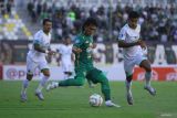 Pesepak bola Persebaya Ripal Wahyudi (tengah) berusaha menendang bola yang coba dihadang pesepak bola Persikabo 1973 Syahrul R Lasinari (kanan) saat pertandingan Liga 1 di Stadion Gelora Bung Tomo, Surabaya, Jawa Timur, Jumat (4/8/2023). Persebaya kalah melawan Persikabo 1973 dengan skor akhir 1-2. Antara Jatim/Moch Asim/zk.