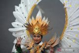 Peserta mengikuti Wonderful Artchipelago Carnival Indonesia (WACI) dalam rangkaian Jember Fashion Carnaval di Jember, Jawa Timur, Jumat (4/8/2023). Sebanyak 10 perwakilan DPD Asosiasi Karnaval Indonesia (Akari) tampil, yaitu Cirebon, Nganjuk, Bandung, Lombok Tengah, Sulawawei Tenggara, Sulawesi Selatan, Malang, Belitung Timur, Kepulauan Riau, dan Jakarta. ANTARA Jatim/Seno/ZK