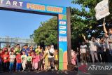 Kegiatan Pekan Jalan Sehat PT Timah Tbk, sebagai bentuk suka cita perusahaan bersama masyarakat merayakan HUT ke-47 di Pangkalpinang, Minggu (6-08-2023). (ANTARA Foto/Aprionis)