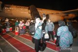 Jamaah haji yang tergabung dalam kelompok terbang (kloter) terakhir tiba di Bandara Internasional Juanda Surabaya di Sidoarjo, Jawa Timur, Jumat (4/8/2023). Sebanyak 360 jamaah haji kloter 88 asal Blitar, Ponorogo, Kediri, Lumajang, Nganjuk, Trenggalek dan Madiun kembali ke tanah air setelah menunaikan ibadah haji. ANTARA Jatim/Umarul Faruq/zk
