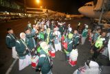 Jamaah haji yang tergabung dalam kelompok terbang (kloter) terakhir tiba di Bandara Internasional Juanda Surabaya di Sidoarjo, Jawa Timur, Jumat (4/8/2023). Sebanyak 360 jamaah haji kloter 88 asal Blitar, Ponorogo, Kediri, Lumajang, Nganjuk, Trenggalek dan Madiun kembali ke tanah air setelah menunaikan ibadah haji. ANTARA Jatim/Umarul Faruq/zk