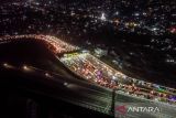 Foto udara kendaraan terjebak kemacetan di Simpang Susun Cileunyi, Kabupaten Bandung, Jawa Barat, Minggu (6/8/2023). Kemacetan panjang yang terjadi di ruas Jalan Tol Purbaleunyi hingga simpang susun Cileunyi dan jalan arteri tersebut diakibatkan oleh kecelakaan truk yang terbalik di KM 151 Tol Purbaleunyi sejak sore hari. ANTARA FOTO/Raisan Al Farisi/agr